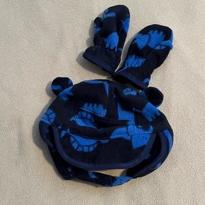 New. Baby Gap fleece mat & mitten set. Size 6-12 months